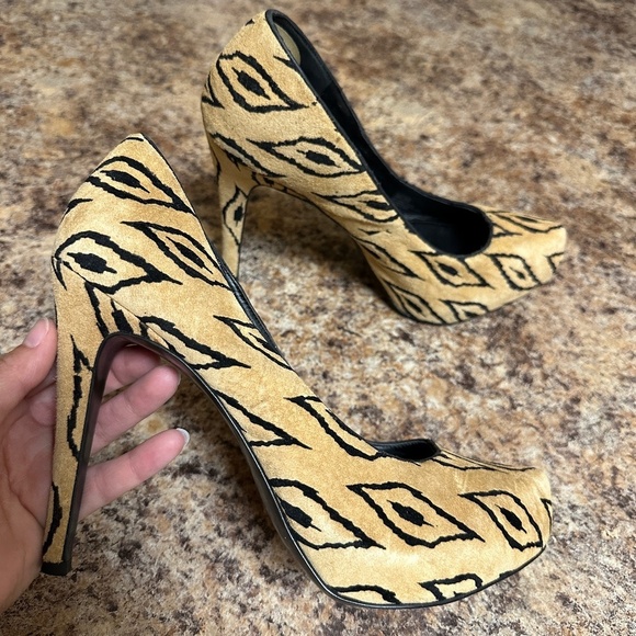 BCBGeneration Brown Y2K 2000s Patterned Parade Heels Women Size 8 - Picture 1 of 7